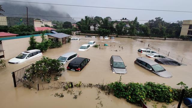 Plus de 100 personnes sont mortes après plusieurs jours d'inondations en Inde et au Népal. [Keystone - Mustafa Quraishi]
