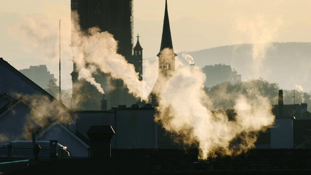 La taxe sur les émissions de CO2 liées aux combustibles va augmenter automatiquement de 24 francs en 2022. La très légère baisse des émissions constatée en 2020 n'est pas suffisante pour atteindre les objectifs de réduction que s'est fixé la Suisse. [KEYSTONE - ALESSANDRO DELLA VALLE]