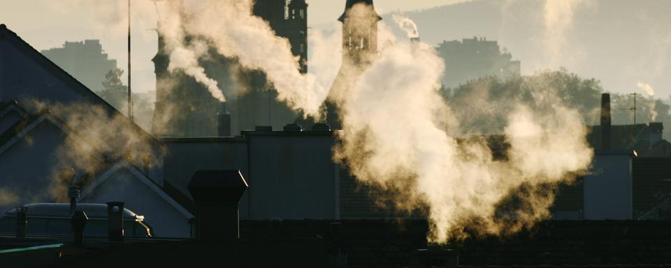 La taxe sur les émissions de CO2 liées aux combustibles va augmenter automatiquement de 24 francs en 2022. La très légère baisse des émissions constatée en 2020 n'est pas suffisante pour atteindre les objectifs de réduction que s'est fixé la Suisse. [KEYSTONE - ALESSANDRO DELLA VALLE]