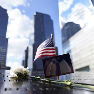 Un hommage laissé sur le Ground Zero, lieu des commémorations du 20ème anniversaire des attentats du 11 septembre 2001. [EPA/Keystone - Will Oliver]