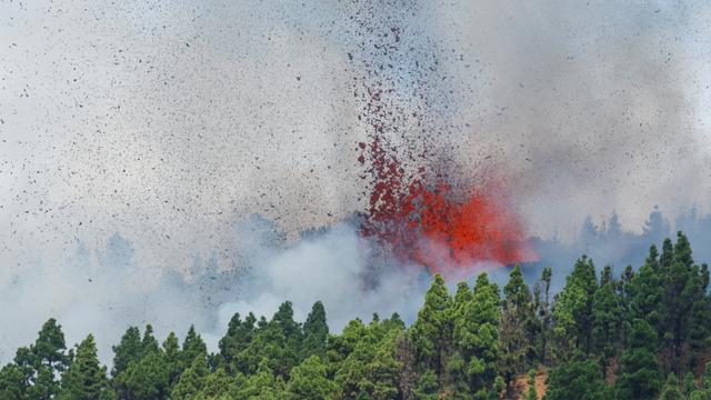 Le volcan Cumbre Vieja est entré en éruption à La Palma aux Canaries. [Reuters - Borja Suarez]