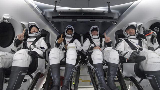 Un vaisseau de la société SpaceX a ramené dimanche sur Terre quatre astronautes, trois Américains et un Japonais, de la Station spatiale internationale (ISS), après une mission de 160 jours dans l'espace. [KEYSTONE - BILL INGALLS]