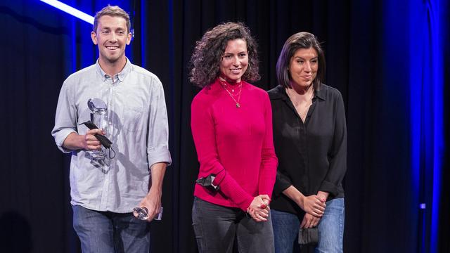 Les journalistes du Temps Boris Busslinger, Celia Heron et Sylvia Revello récompensé.e.s au Swiss Press Award 2021 pour leur enquête "La RTS, Darius Rochebin et la loi du silence". [Keystone - Alessandro della Valle]