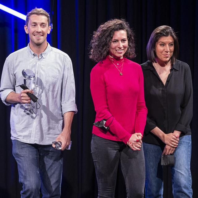 Les journalistes du Temps Boris Busslinger, Celia Heron et Sylvia Revello récompensé.e.s au Swiss Press Award 2021 pour leur enquête "La RTS, Darius Rochebin et la loi du silence". [Keystone - Alessandro della Valle]