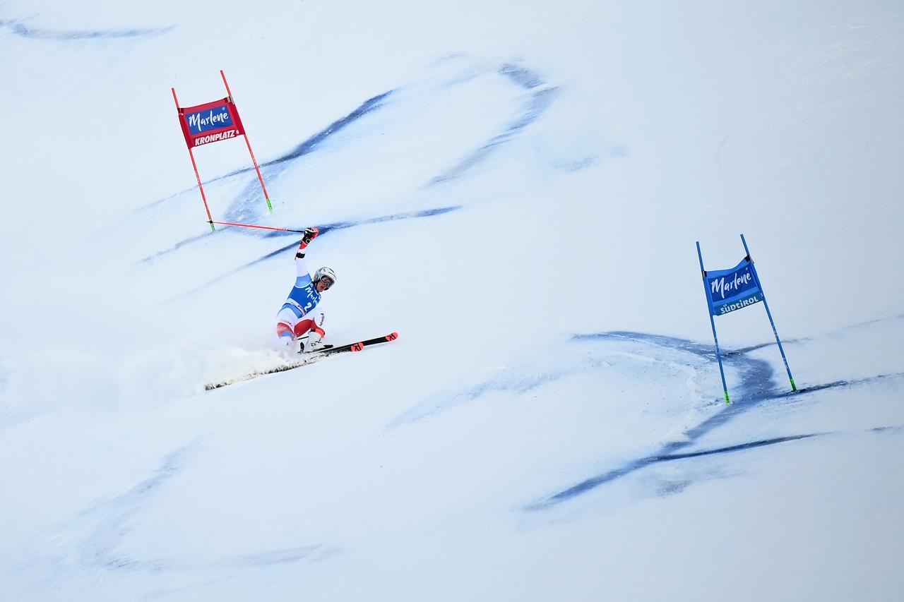 Le travers de Michelle Gisin avant la dernière bosse. [AFP - Marco Bertorello]