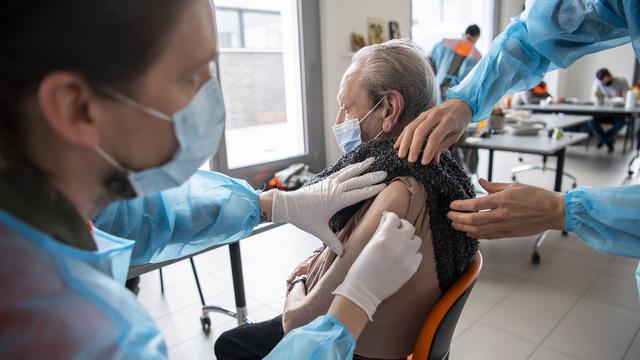 Une personne reçoit un vaccin dans un EMS vaudois. [Keystone - Martial Trezzini]