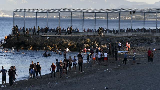 Des milliers de migrants ont traversé la frontière de l'enclave espagnole de Ceuta. [Keystone/Europa Press via AP - Antonio Sempere]