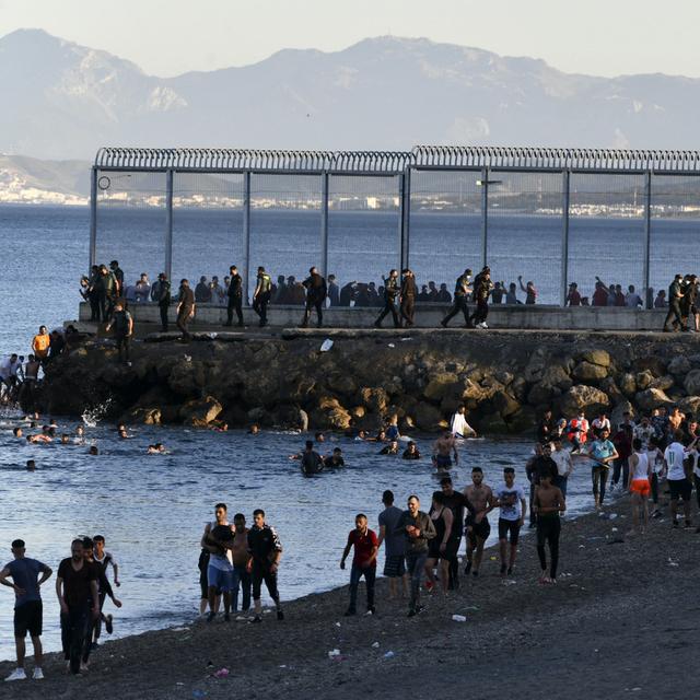 Des milliers de migrants ont traversé la frontière de l'enclave espagnole de Ceuta. [Keystone/Europa Press via AP - Antonio Sempere]