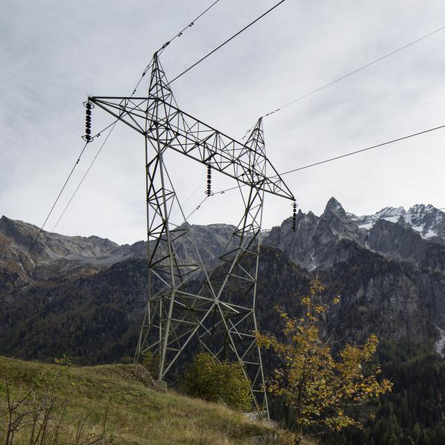 Un pylône électrique dans le canton des grisons. [Keystone - Gaetan Bally]