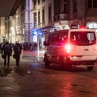 La police face aux manifestants vendredi soir 02.04.2021 à St-Gall. [Keystone - Michel Canonica]