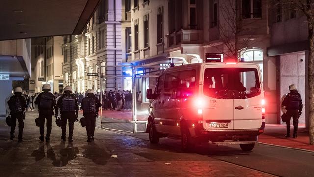 La police face aux manifestants vendredi soir 02.04.2021 à St-Gall. [Keystone - Michel Canonica]