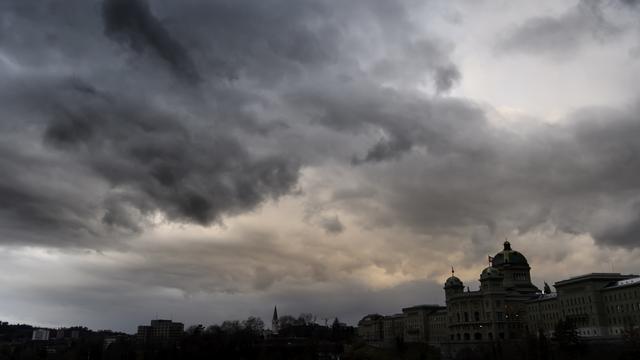 Un orage sur la ville de Berne. [Keystone - Anthony Anex]