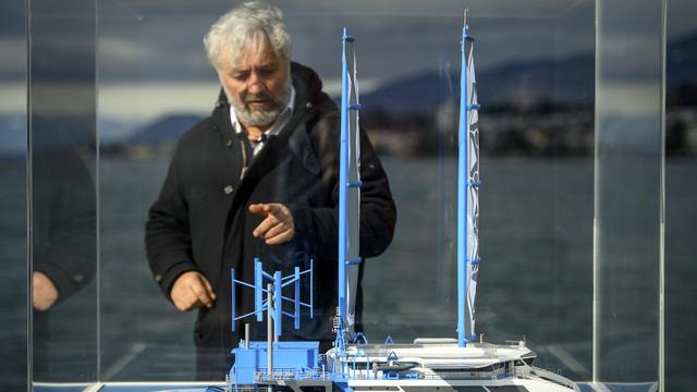 Le navigateur Yvan Bourgnon devant une maquette du catamaran géant Manta, conçu pour collecter les déchets plastiques marins en grande quantité. [Keystone - Laurent Gillieron]