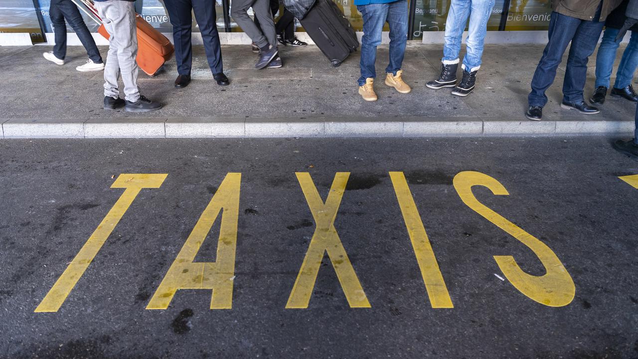 Les taxis genevois clament leur inquiétude face à la précarité de leur profession. [Keystone - Martial Trezzini]