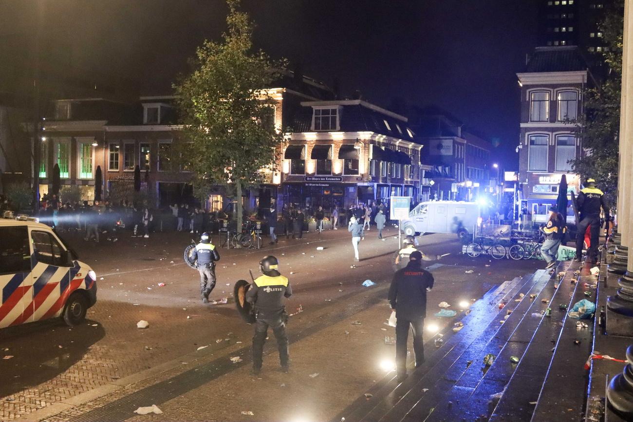 La police néerlandaise a arrêté 15 personnes à Leeuwarden après la fermeture des bars à cause du Covid. [Keystone - EPA/Anton Kappers]