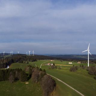 Des éoliennes sur les crêtes du Jura. [Keystone - Leandre Duggan]