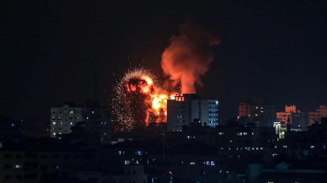 Une explosion à Gaza après un bombardement israélien, le 10 mai 2021. [EPA/Keystone - Mohammed Saber]
