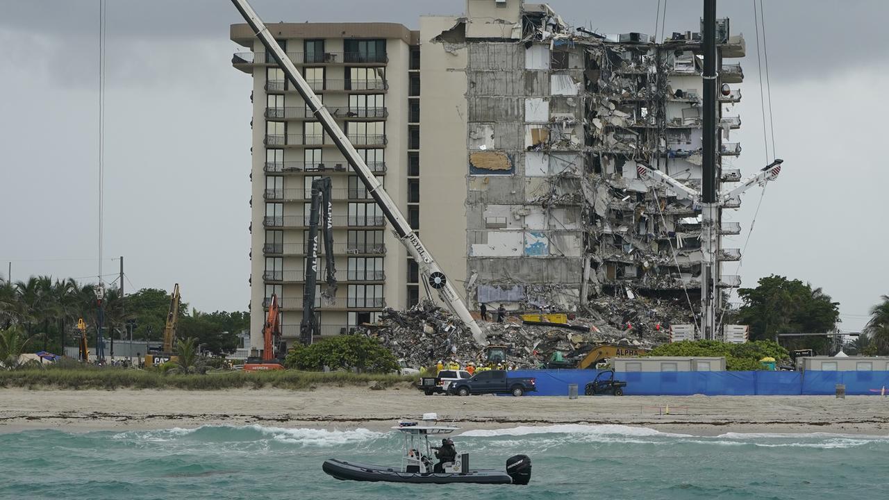 L'immeuble en partie effondré en Floride doit être complètement détruit. [Keystone - AP Photo/Lynne Sladky]