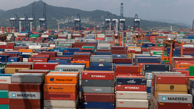 Piles de containers dans le port chinois de Yantian à Shenzen. [Biosphoto/AFP - Michel Gunther]