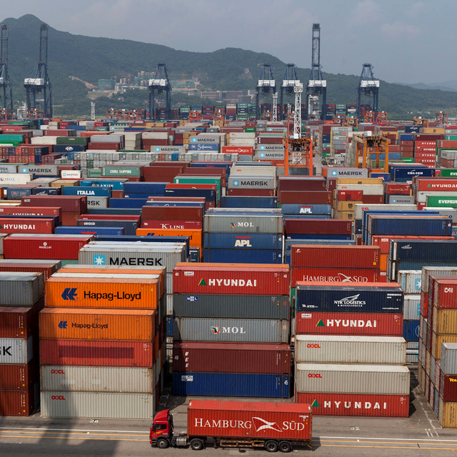Piles de containers dans le port chinois de Yantian à Shenzen. [Biosphoto/AFP - Michel Gunther]