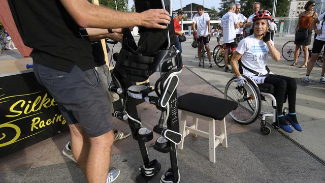L'athlète paraplégique Silke Pan se prépare a mettre son exosquelette développé à l'EPFL [Keystone - Martial Trezzini]