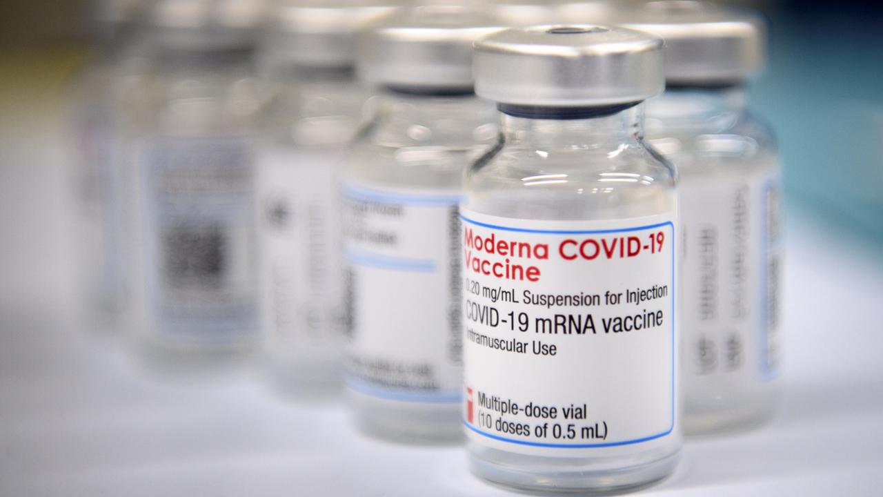 La livraison d'un stock de 500'000 vaccins de Moderna arrivera vendredi, avec seulement un jour de retard, promet l'OFSP. [Keystone - Laurent Gillieron]