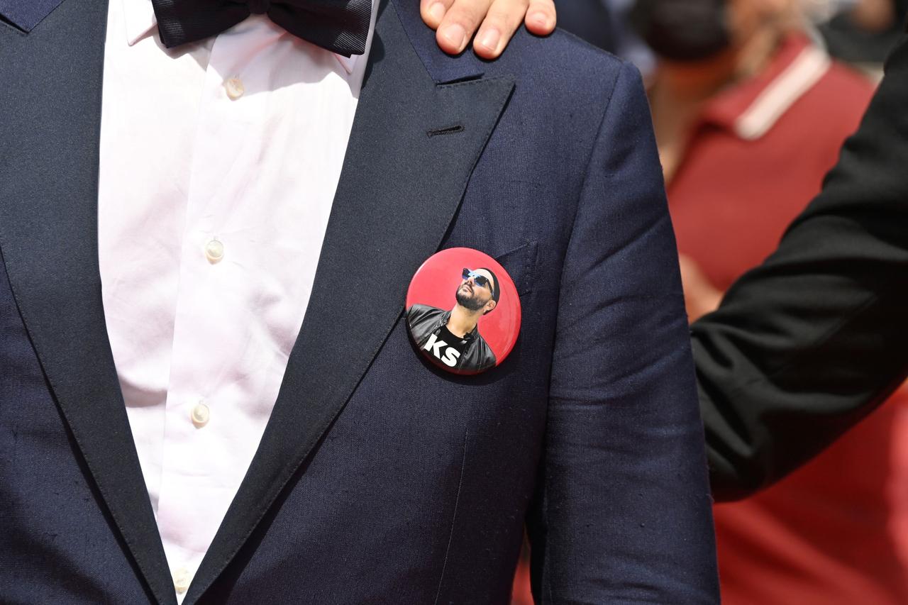 Le badge à l'effigie de Kirill Serebrennikov pour protester contre son interdiction à quitter la Russie. [AFP - JOHN MACDOUGALL]