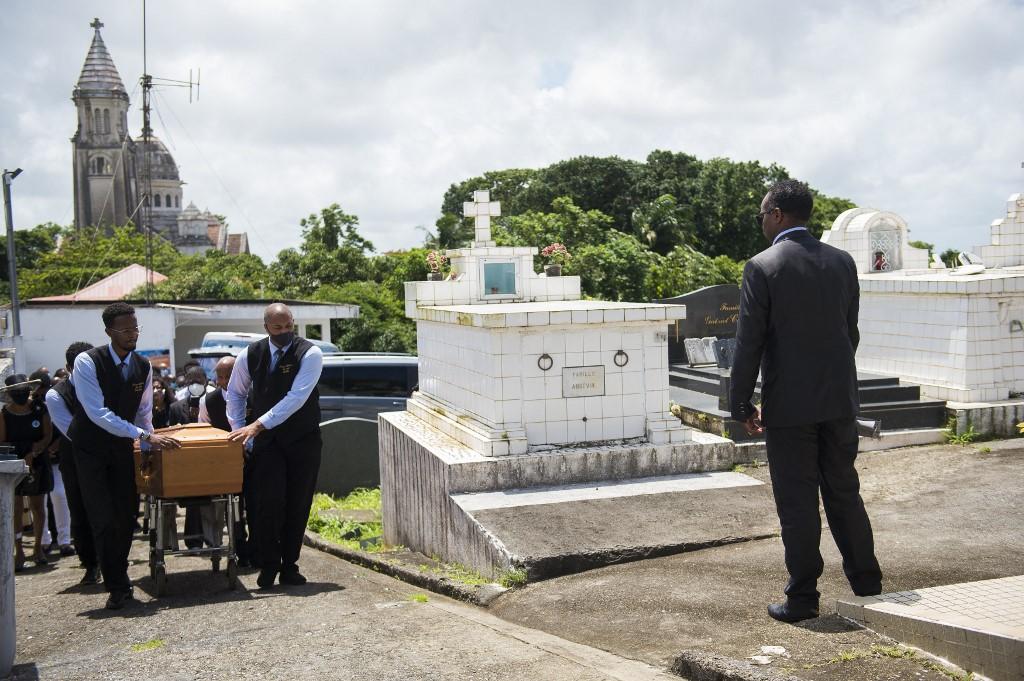 L'enterrement d'une personne décédée d'une infection au Covid-19, dans un cimetière de Fort-de-France. Martinique, le 17 août 2021. [AFP - Lionel Chamoiseau]