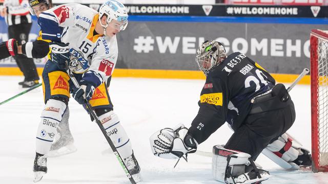 Le Zougois Gregory Hofmann (gauche) face au Fribourgeois Reto Berra (droite). [Pascal Muller]