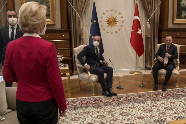 Dans la vidéo, Ursula von der Leyen semble ne pas savoir où s'installer. [AFP - TURKISH PRESIDENTIAL PRESS SERVICE]