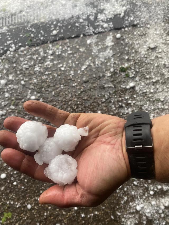 Des grêlons impressionnants dans la région de Bulle, le 28 juin 2021. [Lucie Beaud]