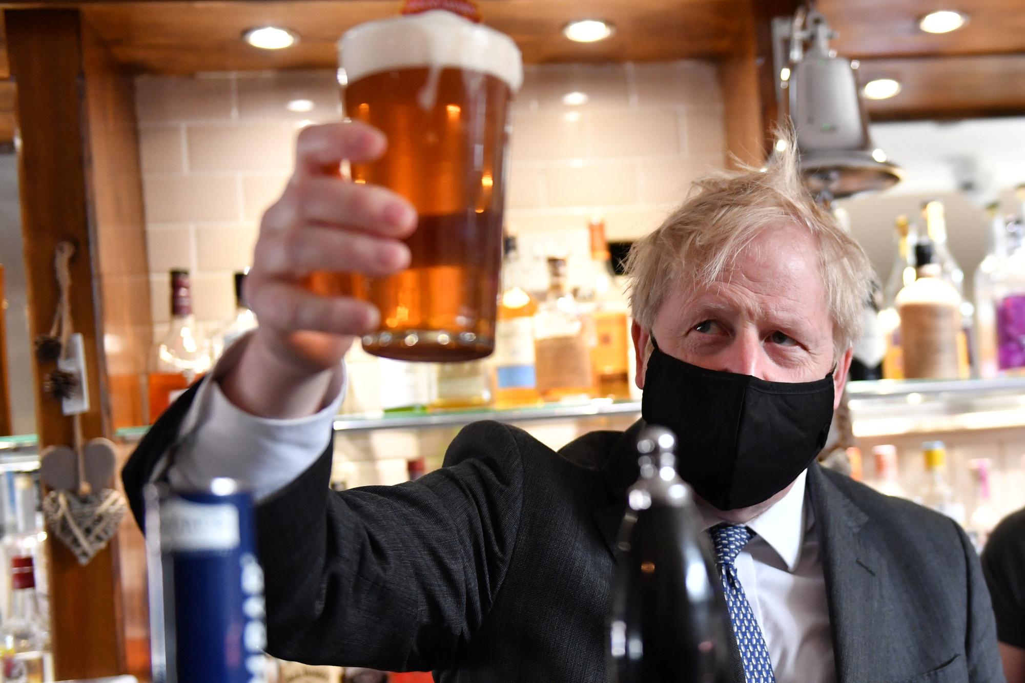 Le Royaume-Uni de Boris Johnson voit lundi une nouvelle étape de son déconfinement arriver. Il est désormais possible d'être servi dans un pub en intérieur ou encore d'aller au stade. [Reuters - Jacob King]