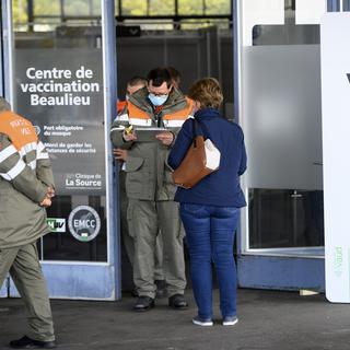 Le centre de vaccination de Beaulieu, à Lausanne, permet de procéder à 12'000 injections du vaccin Moderna par semaine, 7 jours sur 7. [KEYSTONE - LAURENT GILLIERON]