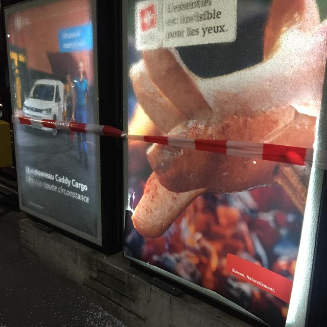 De nombreux panneaux publicitaires ont été vandalisés ces derniers mois à Lausanne. [RTS - Xavier Alonso]
