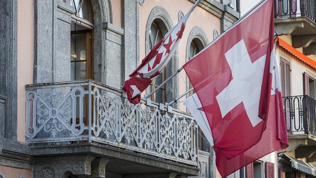 Les drapeaux valaisan, suisse et sédunois sur le bâtiment du Parlement à Sion. [Keystone - Dominic Steinmann]