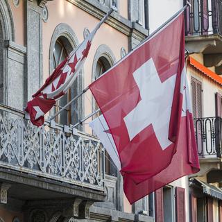 Les drapeaux valaisan, suisse et sédunois sur le bâtiment du Parlement à Sion. [Keystone - Dominic Steinmann]