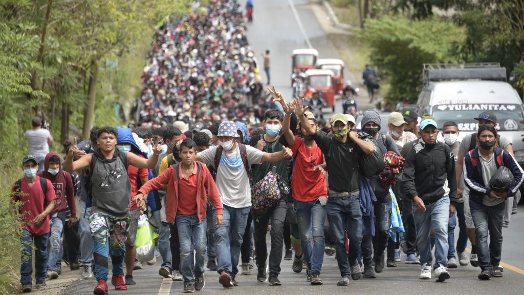 Les migrants honduriens en route vers les Etats-Unis se sont heurtés à la police guatémaltèque. [AFP - Johan Ordonez]