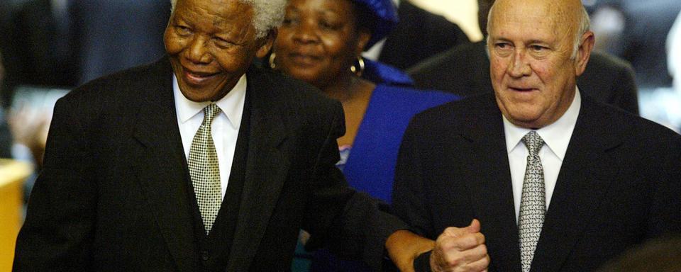 Frederik De Klerk avec Nelson Mandela en 2004. [Keystone - AP Photo/Obed Zilwa]