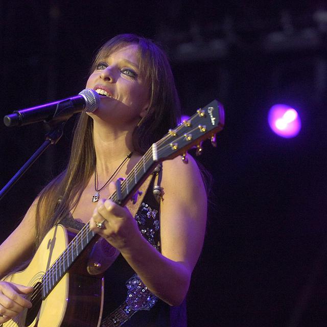 Lynda Lemay sur la scène du Paléo Festival de Nyon avec sa guitare. [Keystone - Sandro Campardo]