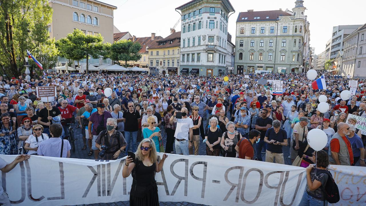 Les Slovènes protestent contre la politique de leur Premier ministre alors que ce dernier va prendre la présidence tournante de l'UE. [Keystone - AP/photo]