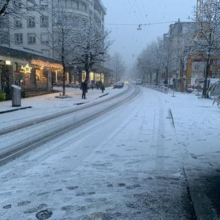 De la neige fraîche devant la gare de Lausanne. [RTS - Nicolas Roulin]