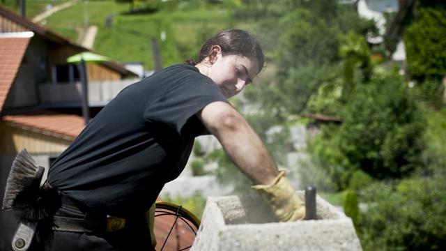 Une apprentie ramoneuse, photographiée le 27 juin 2012 à Auenstein dans le canton d'Argovie. [Keystone - Ennio Leanza]