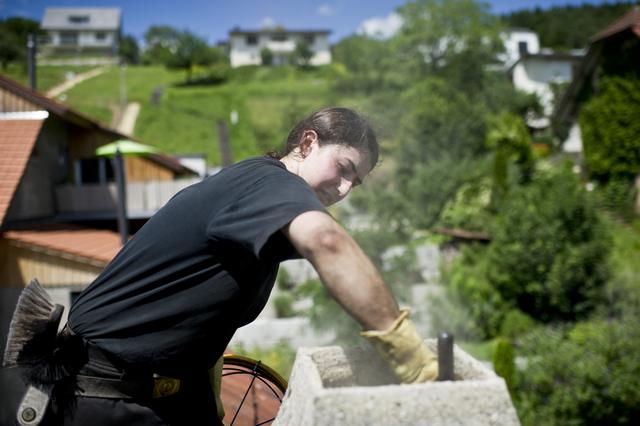 Une apprentie ramoneuse, photographiée le 27 juin 2012 à Auenstein dans le canton d'Argovie. [Keystone - Ennio Leanza]