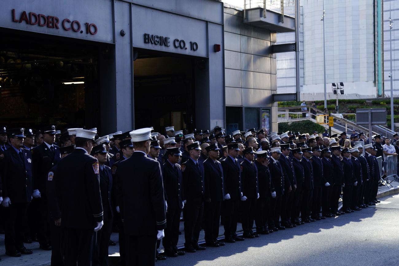 Des membres du corps des pompiers de New York observent une minute de silence. [EPA/Keystone - Will Oliver]