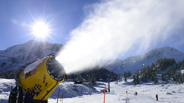 Un canon à neige à Nendaz en Valais. [Keystone - Maxime Schmid]