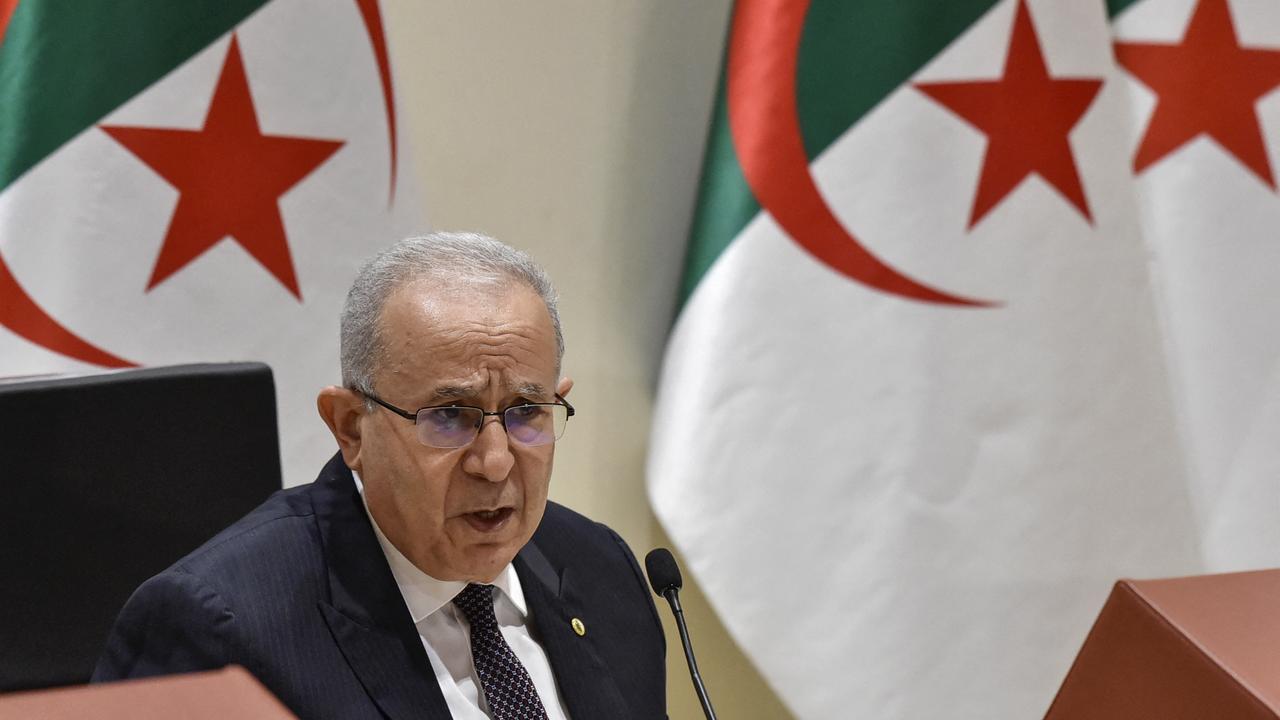 L'Algérie a annoncé mardi la rupture des relations diplomatiques avec le Maroc voisin, accusant le royaume "d'actions hostiles" à l'égard d'Alger après plusieurs mois de tensions exacerbées entre ces deux pays du Maghreb aux relations traditionnellement difficiles. [AFP - RYAD KRAMDI]