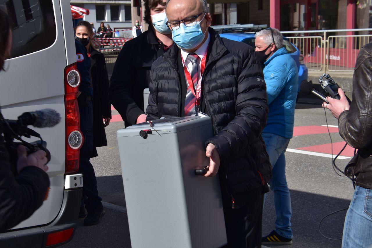 Les urnes du vote par correspondance sont arrivées à Moutier. [RTS - Gaël Klein]