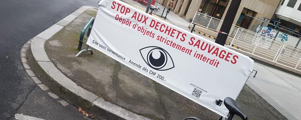 Les déchets sauvages demeurent un problème à Genève. [RTS - Guillaume Rey]