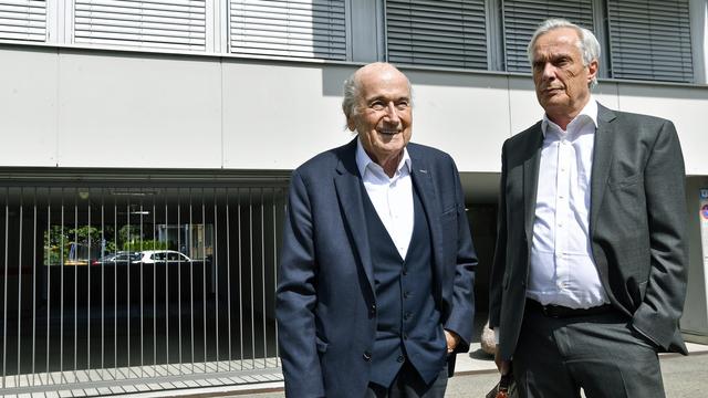 Sepp Blatter (gauche) et son avocat Lorenz Erni (droite) devant le bureau du procureur fédéral à Zurich le lundi 9 août 2021. [Keystone - Walter Bieri]