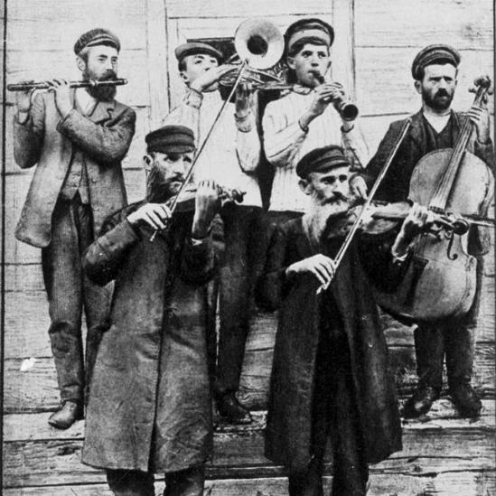 Des musiciens jouant du klezmer à un mariage en Ukraine, circa 1925. [Domaine public - Menakhem Kipnis / Yivo Encyclopedia]